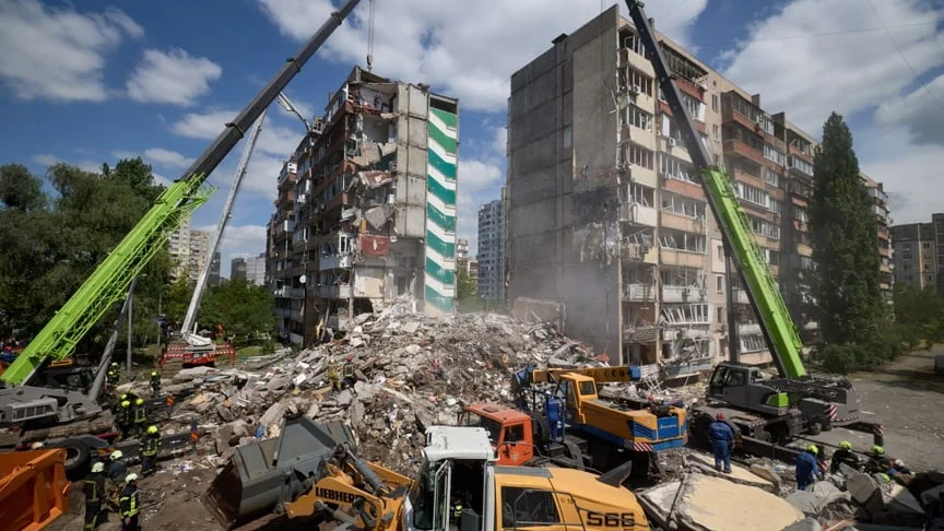 Російський удар по Києву: з-під завалів дістали тіло 12-річної дівчини, кількість загиблих зросла до семи