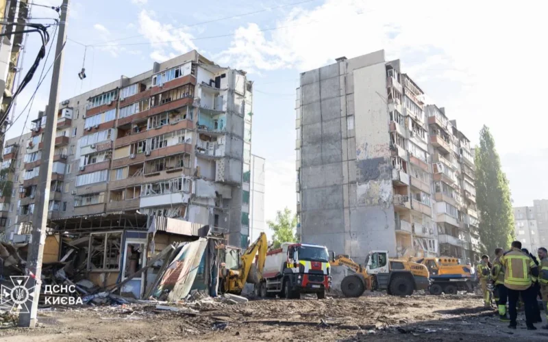У Києві завершили пошукову операцію на місці російського удару: загинули 24 людини (фото)