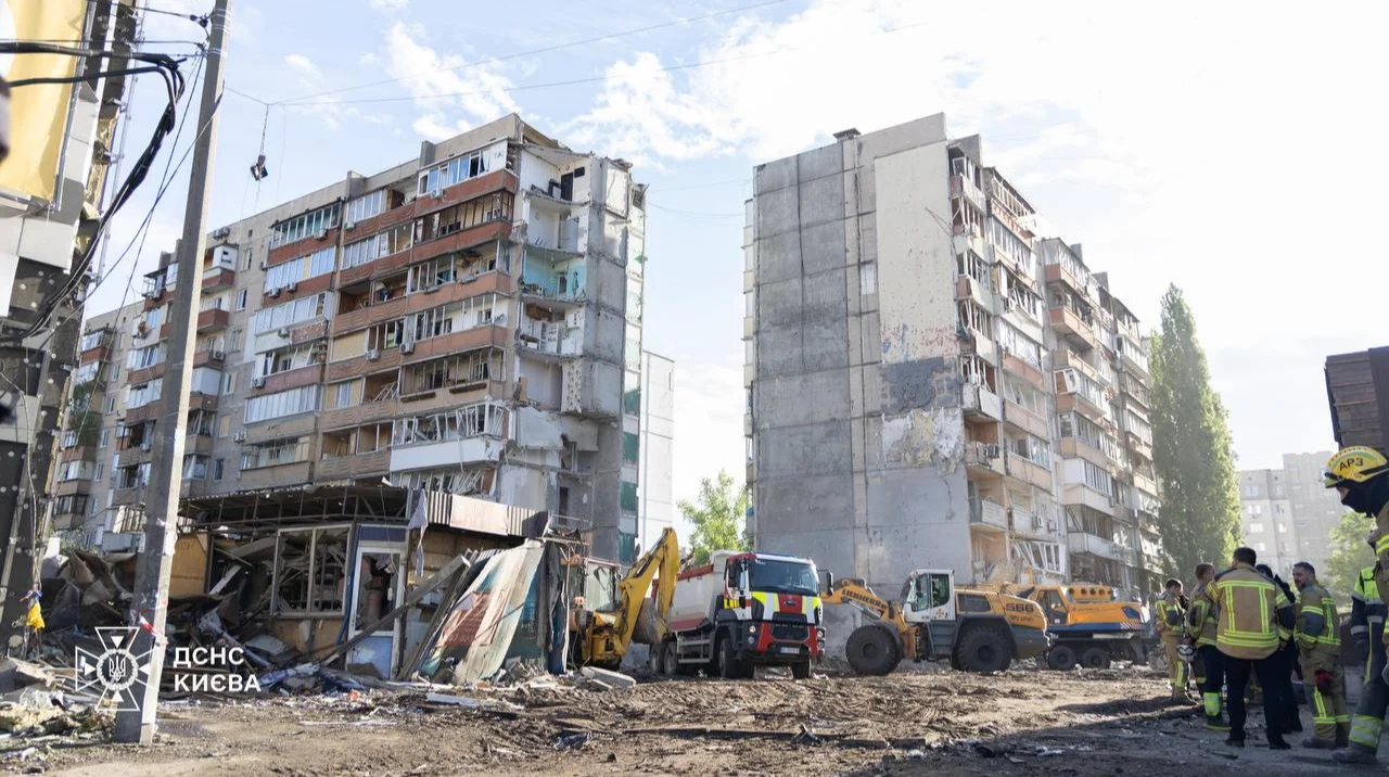 У Києві завершили пошукову операцію на місці російського удару: загинули 24 людини (фото)