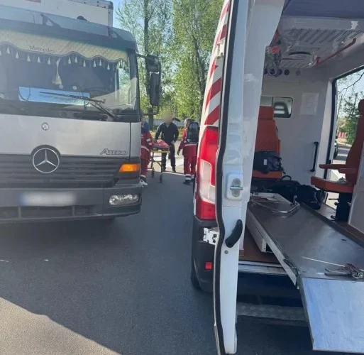 Дитина, яка потрапила під колеса вантажівки в Ірпені, померла: водія затримали
