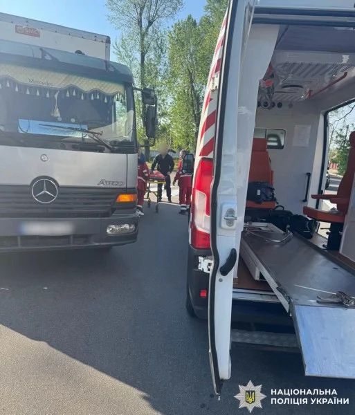 Дитина, яка потрапила під колеса вантажівки в Ірпені, померла: водія затримали