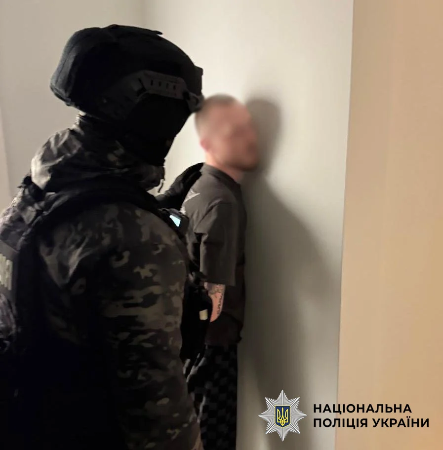 Поліція затримала чоловіка за хабар за переведення військового до Києва