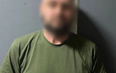 У Києві затримали чоловіка, який вночі розбещував 10-річну доньку знайомих, поки її батьки спали у сусідній кімнаті (фото)