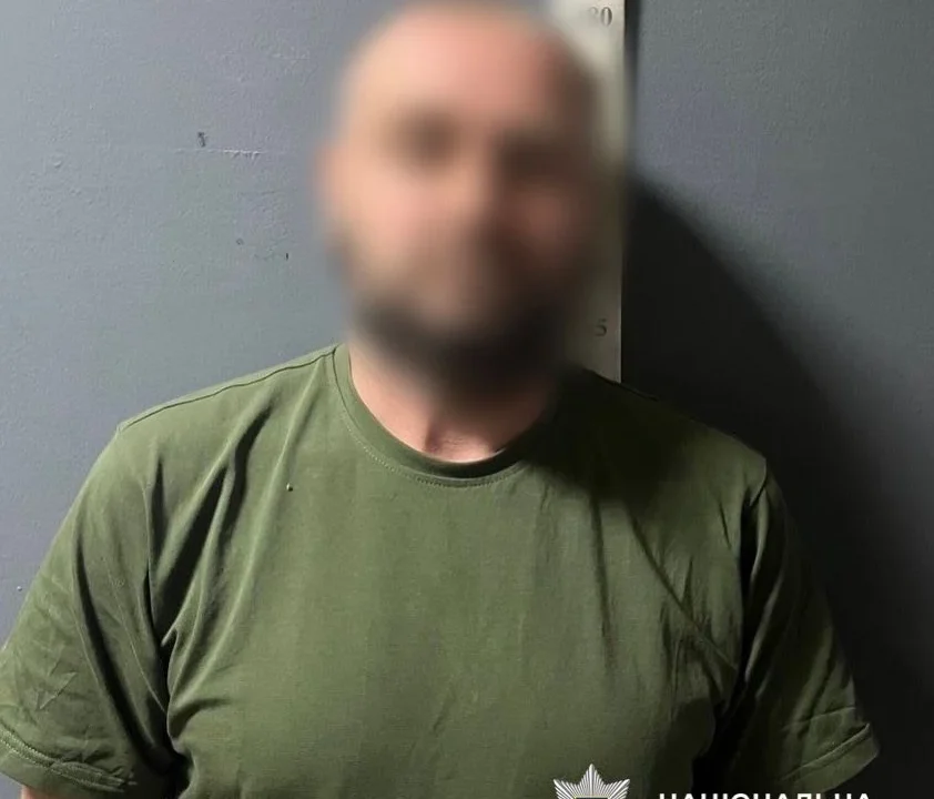 У Києві затримали чоловіка, який вночі розбещував 10-річну доньку знайомих, поки її батьки спали у сусідній кімнаті (фото)