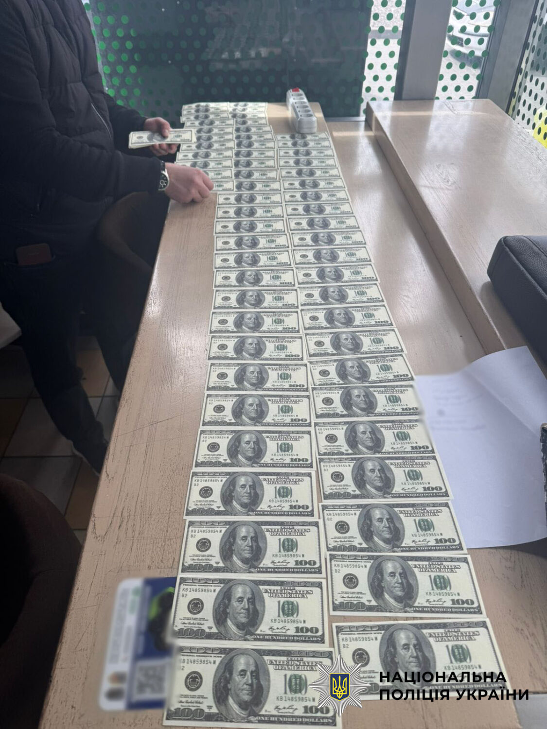 Поліція затримала шахрая, який за доларами обіцяв переводити військових з передової