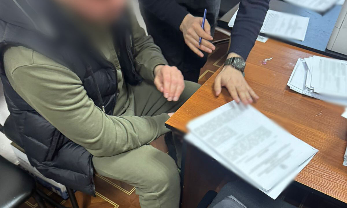 У Києві затримали чоловік, який за 10 500 доларів обіцяв перевести військового з передової (фото)