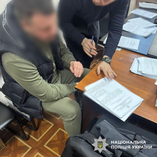 Поліція затримала шахрая, який за доларами обіцяв переводити військових з передової