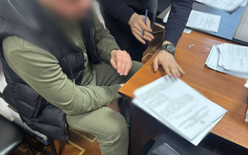 У Києві затримали чоловік, який за 10 500 доларів обіцяв перевести військового з передової (фото)
