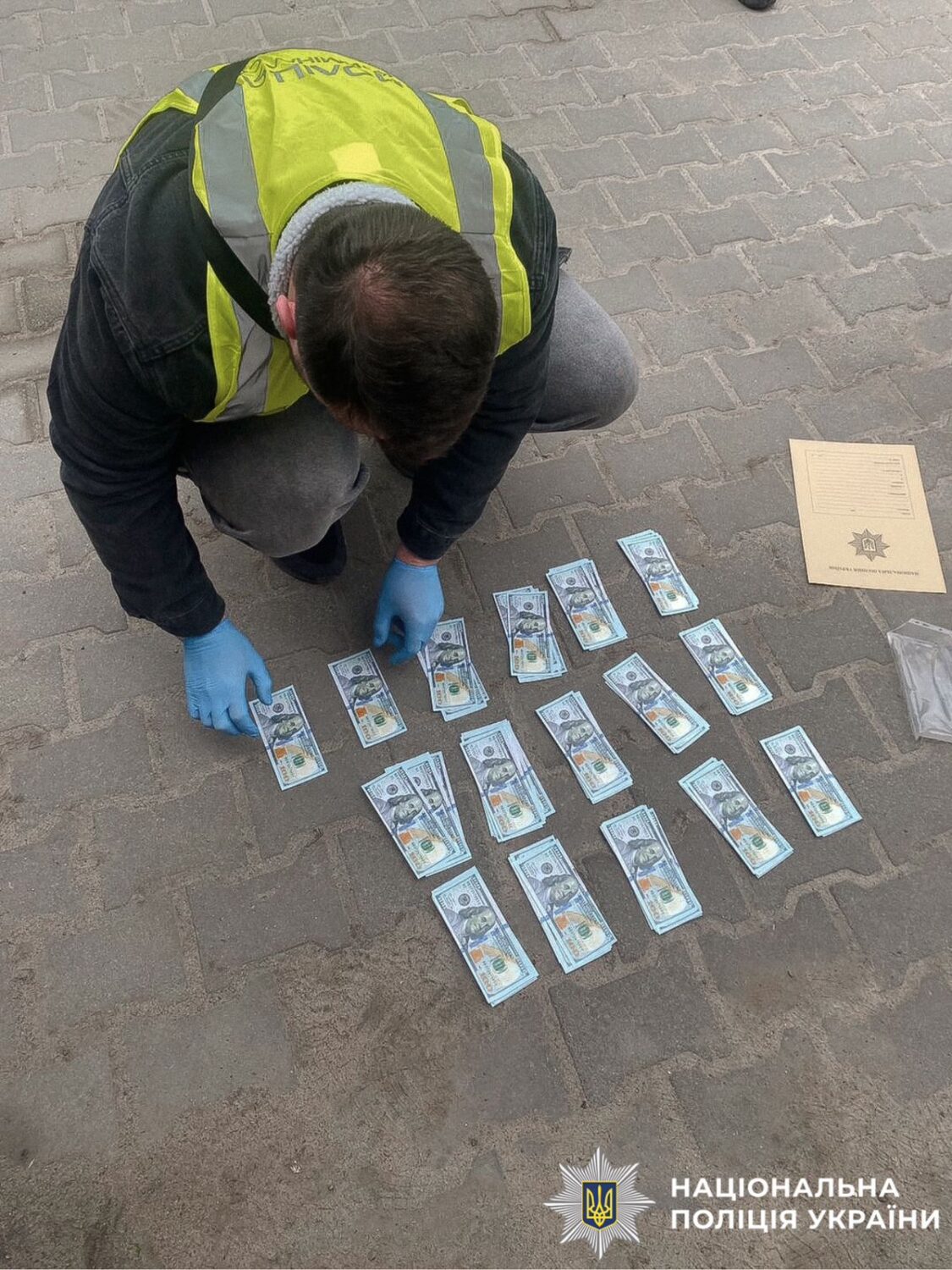 На Бучанщині затримали чоловіків за продаж гуманітарних автомобілів
