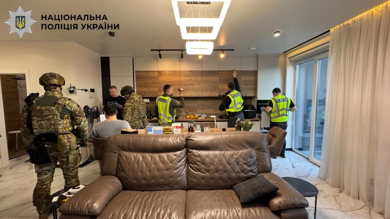 У Києві директора благодійної організації підозрюють у легалізації іноземців під виглядом волонтерів (відео)