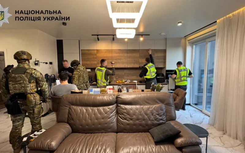 У Києві директора благодійної організації підозрюють у легалізації іноземців під виглядом волонтерів (відео)