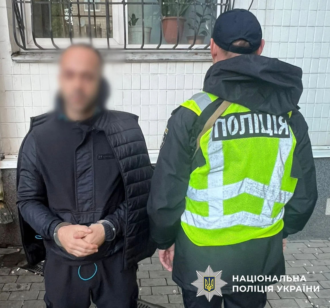 Поліція Києва затримала ділків за схемою фіктивного працевлаштування — 17 тисяч доларів