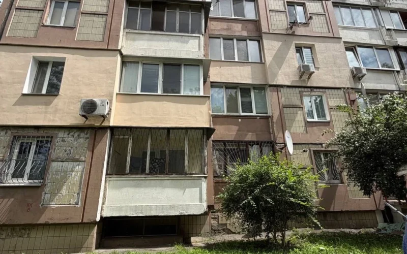 У Києві чоловік викинув собаку з 6-го поверху