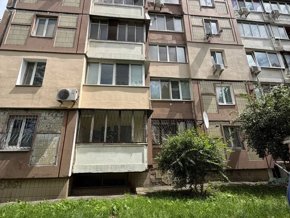 У Києві чоловік викинув собаку з 6-го поверху