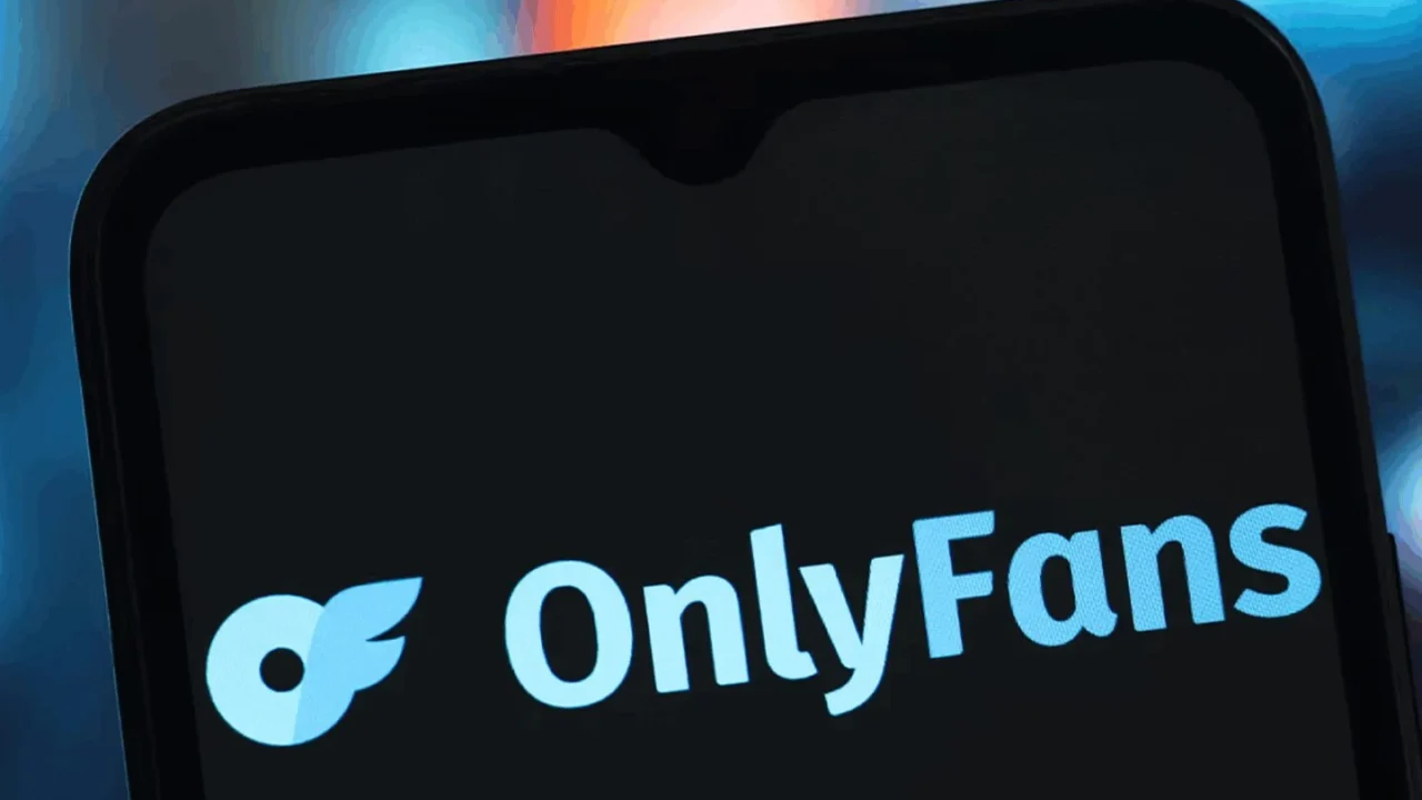 У Києві поліція купувала приватні фото та відео моделі OnlyFans, щоб притягти її до відповідальності