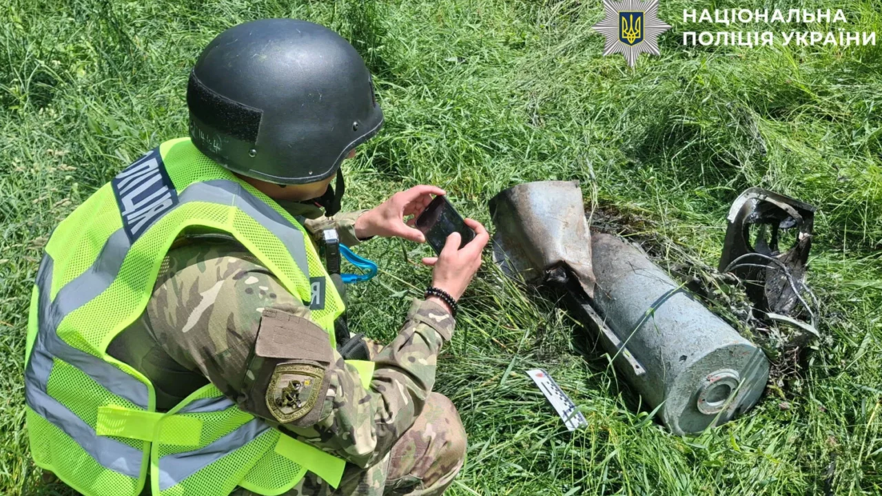 Поліцейські Києва вилучили бойову частину «Герань-2» поблизу проїжджої частини у Шевченківському районі (відео)