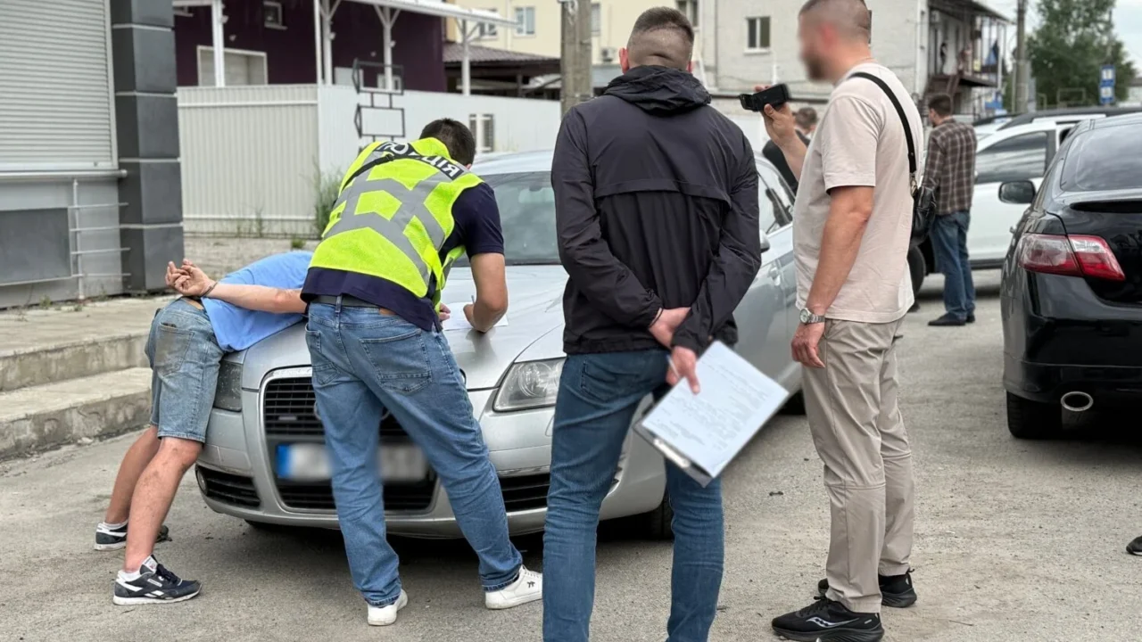 У Києві затримали чоловіка, який продавав автомобілі, які призначалися для потреб сил оборони (відео)