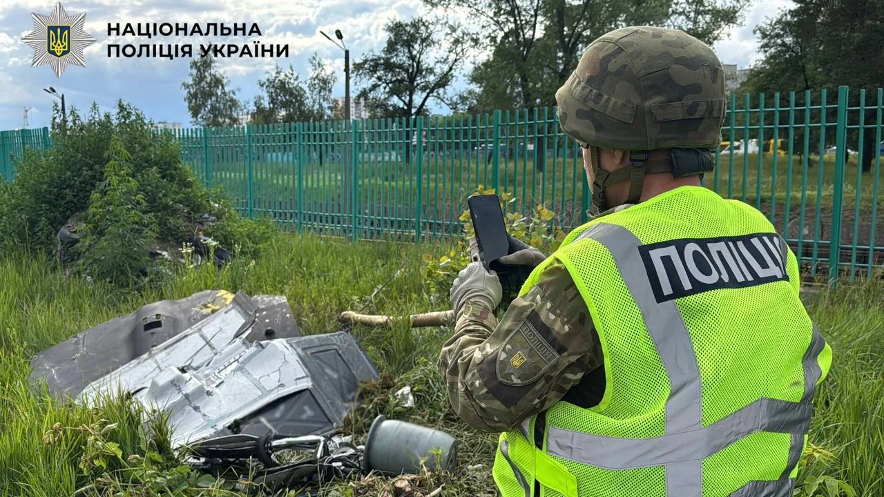Вибухотехніки вилучили у Деснянському районі безпілотник із бойовою частиною, запущений росіянами під час останньої атаки на Київ (відео)