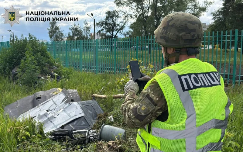 Вибухотехніки вилучили у Деснянському районі безпілотник із бойовою частиною, запущений росіянами під час останньої атаки на Київ (відео)