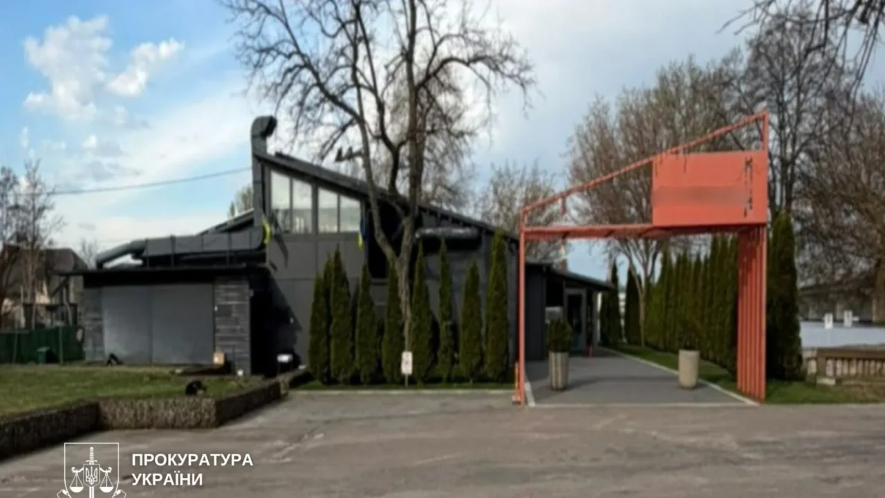У Києві прокуратура вимагає знести ресторан біля Дніпра