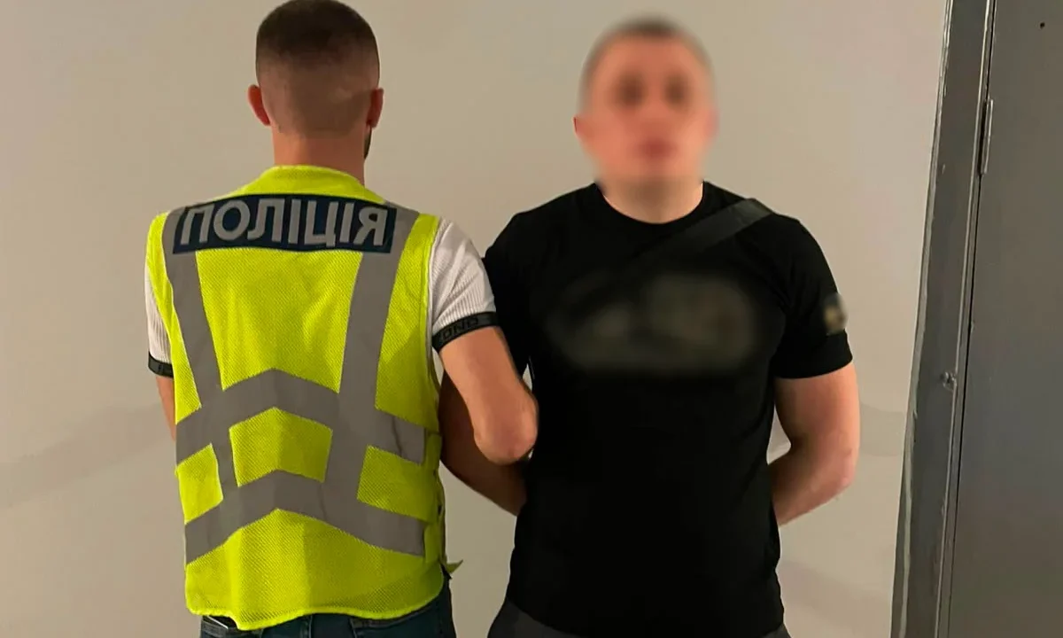 Під приводом знайомства пограбував перехожу: у Києві затримали 23-річного молодика