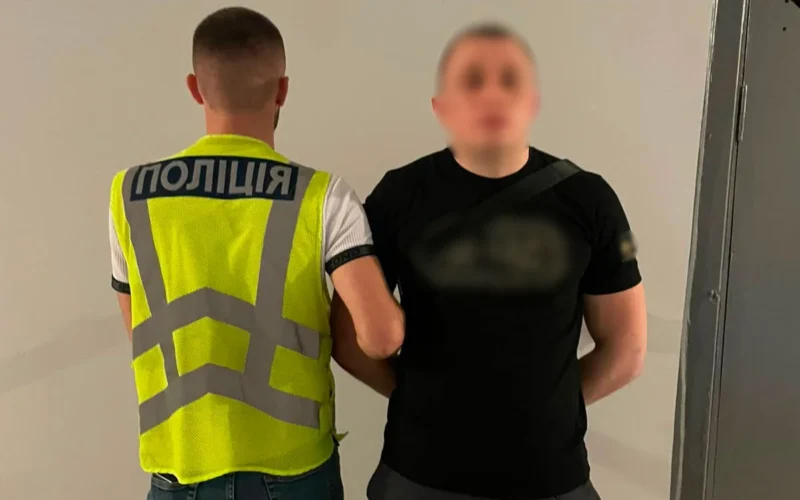 Під приводом знайомства пограбував перехожу: у Києві затримали 23-річного молодика