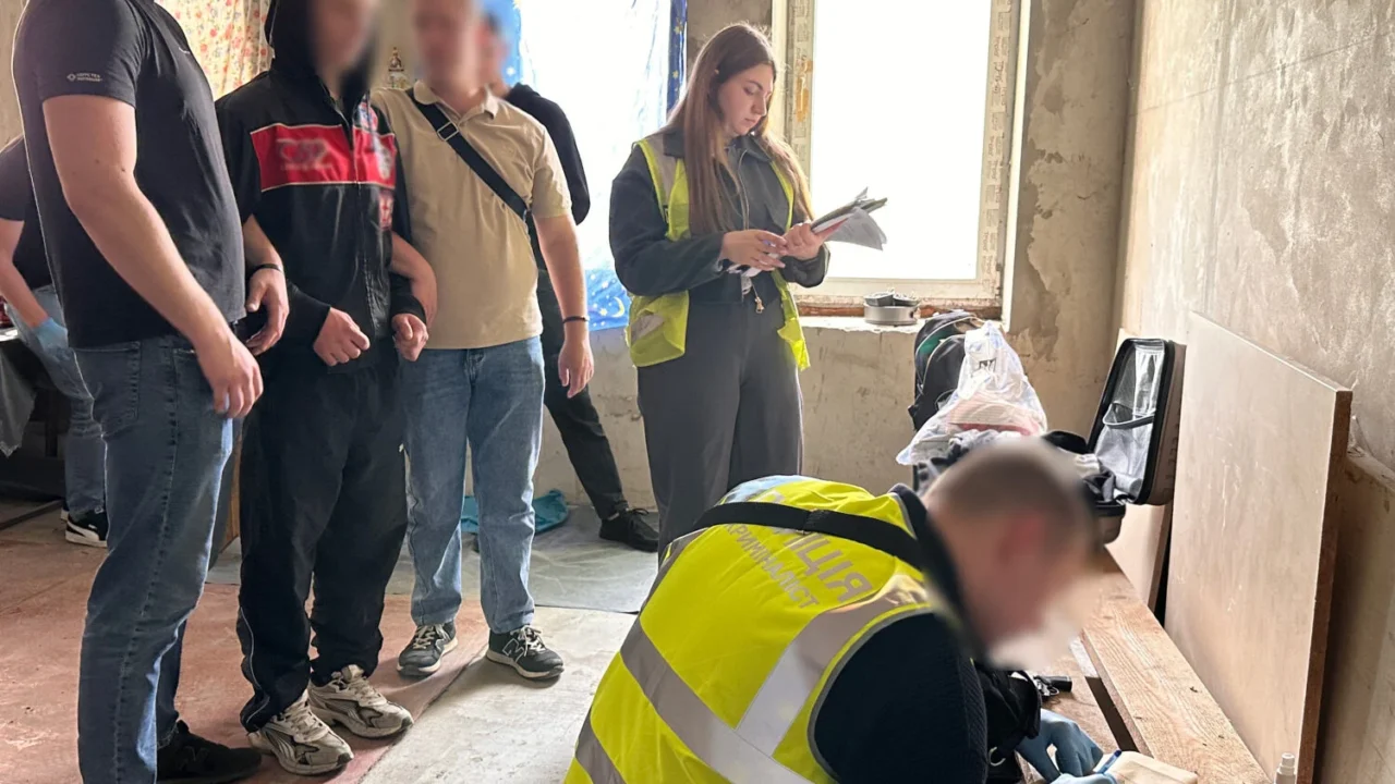 У Києві затримали зловмисника, який скоїв квартирний грабунок та розбійний напад у Печерському та Голосіївському районах (відео)