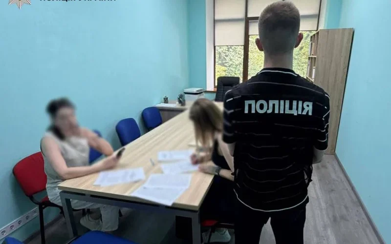 Закупила обладнання для кабінетів біології у школи з націнкою у близько 700 000 гривень: у Києві оголосили про підозру посадовиці КП