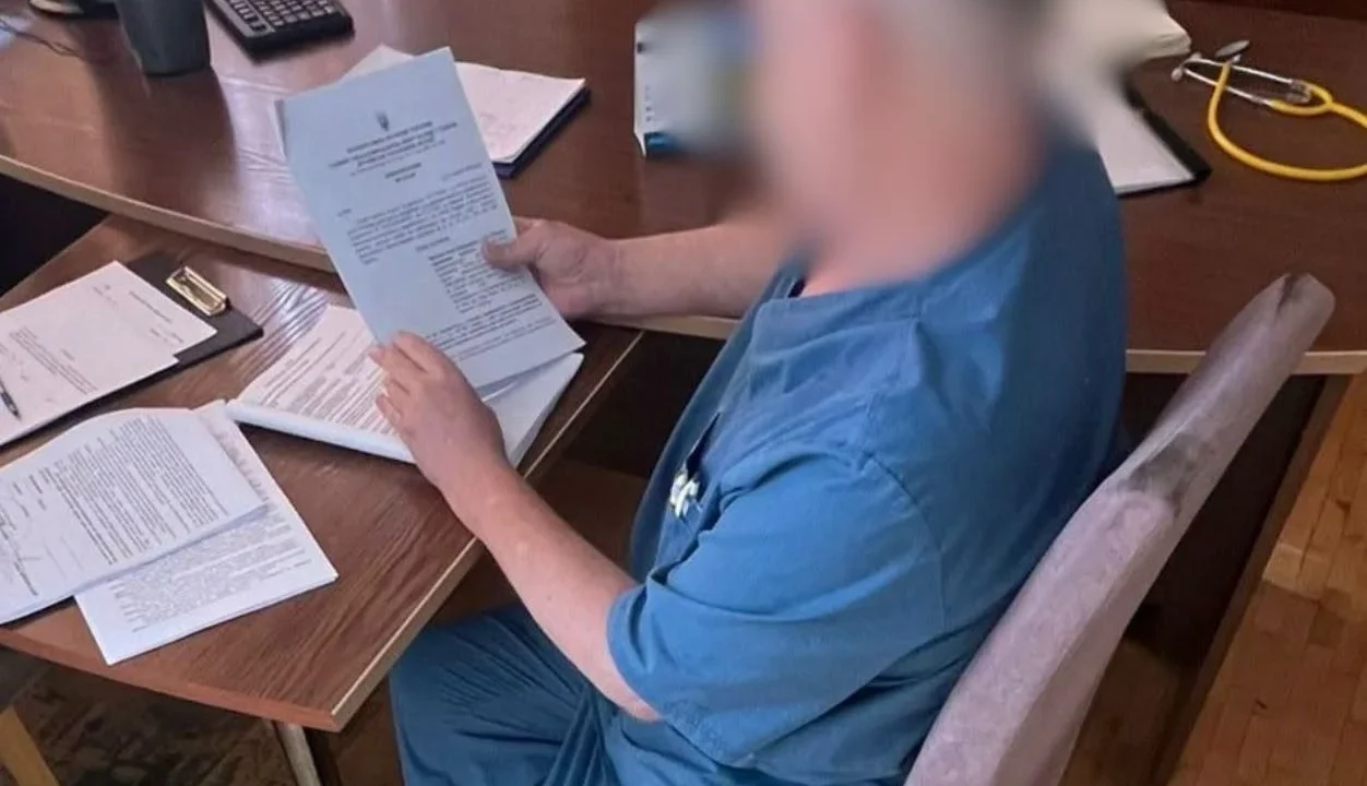 Хірург скандальної київської лікарні отримав підозру через смерть бійця