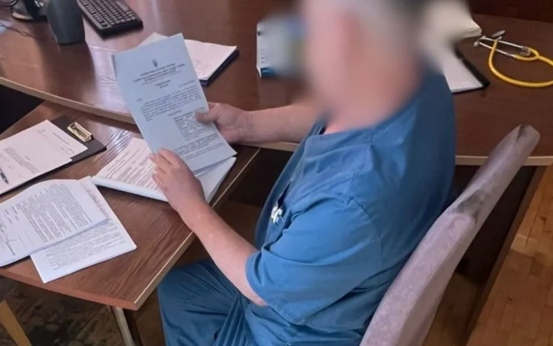 Хірург скандальної київської лікарні отримав підозру через смерть бійця
