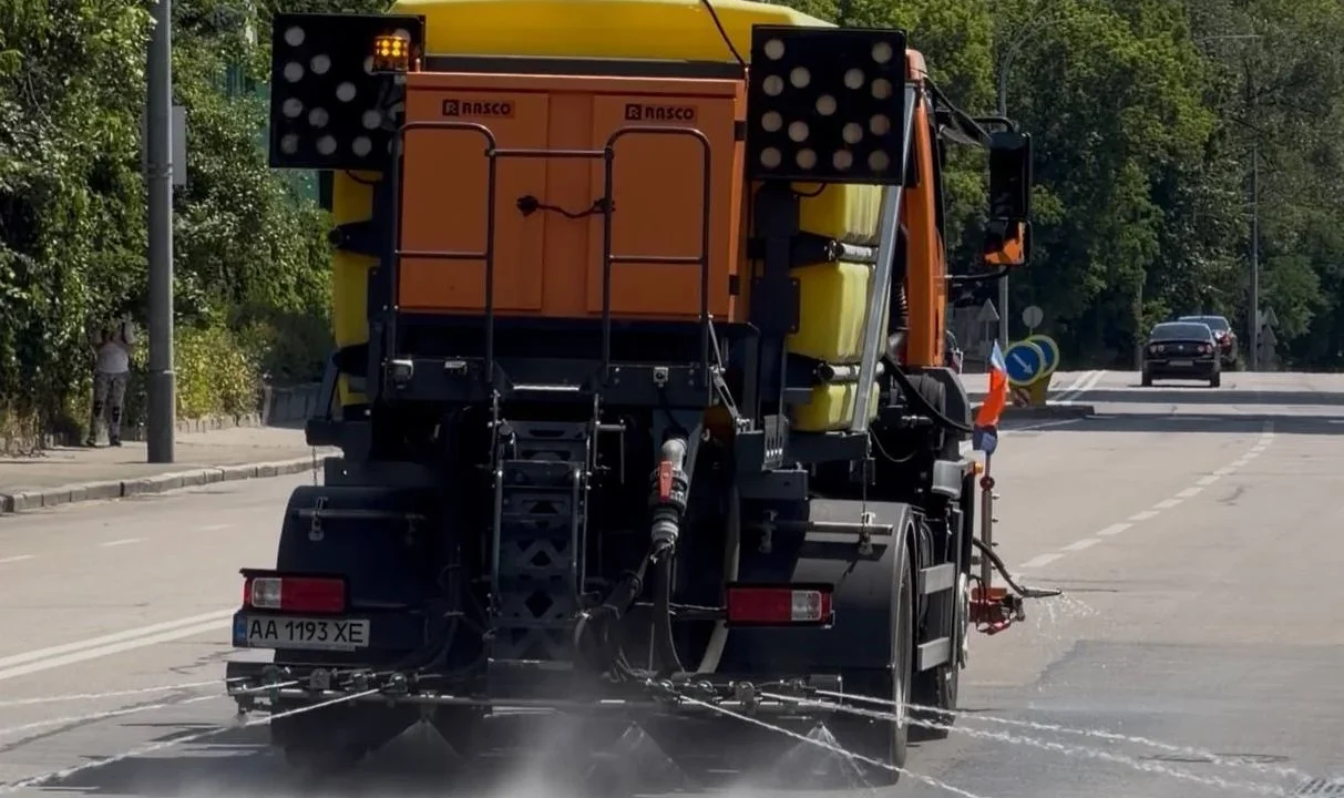 У спекотні дні дорожники в посиленому режимі поливають столичні вулиці