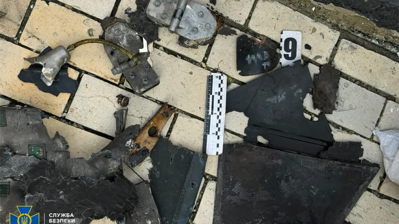 СБУ показала уламки дрона «Герань», яким росіяни вдарили по Києво-Печерській лаврі (відео)