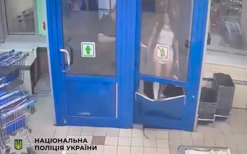 У Києві дівчина вибила двері магазину через відмову у продажу алкоголю