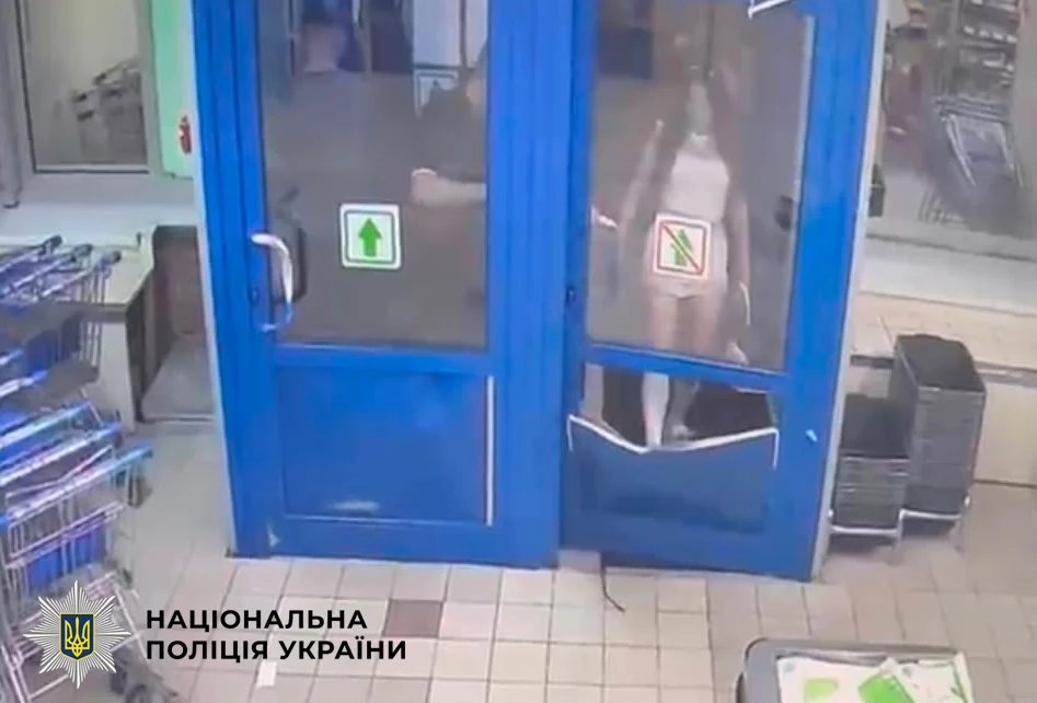 У Києві дівчина вибила двері магазину через відмову у продажу алкоголю