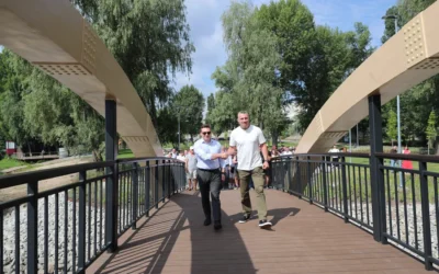У Києві відкрили Вільнюський сквер та пішохідний міст у парку на вулиці Прирічній на Оболоні