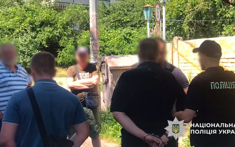 У Києві затримали «посадовця» вигаданого комітету під час отримання $20 000 за обіцянку «відмазати» від армії