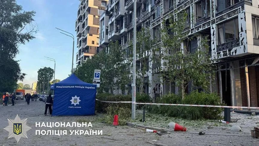 Двоє хлопчиків, чия мама загинула, коли бігла з ними до укриття в Києві, після атаки потрапили до «Охматдиту»