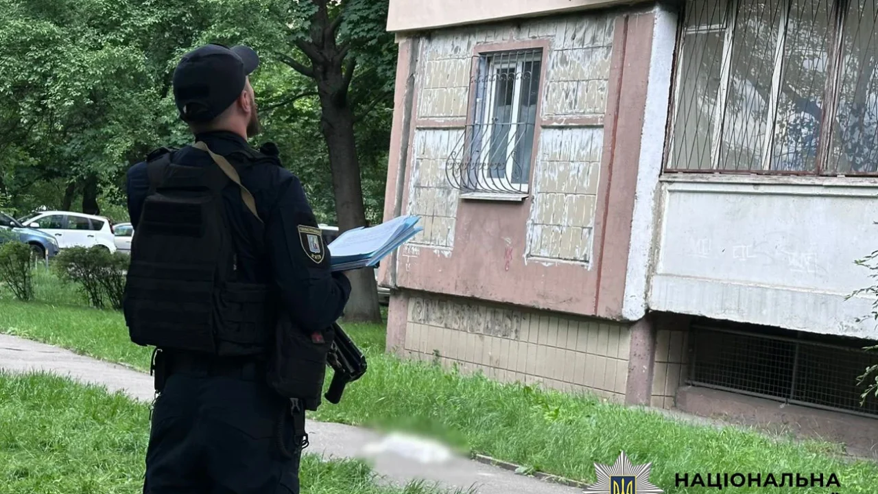 Поліцейські Києва оголосили про підозру чоловіку, який кинув собаку з вікна шостого поверху (фото)