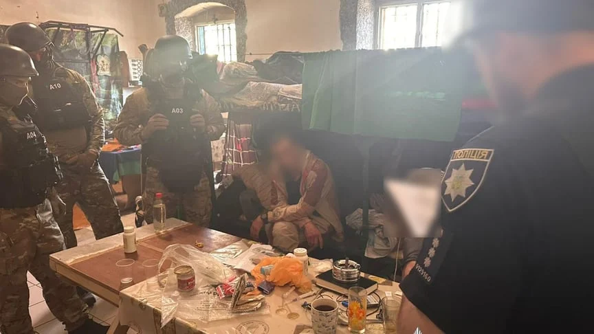 Метадон в буряках та милі: правоохоронці ліквідували канал постачання наркотиків до Київського СІЗО