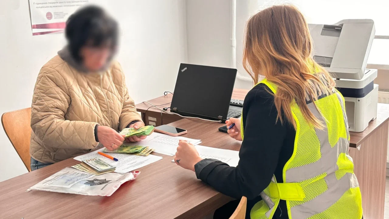 У Києві двом пенсіонеркам повернули понад мільйон гривень, виманених у них шахраями під виглядом СБУ