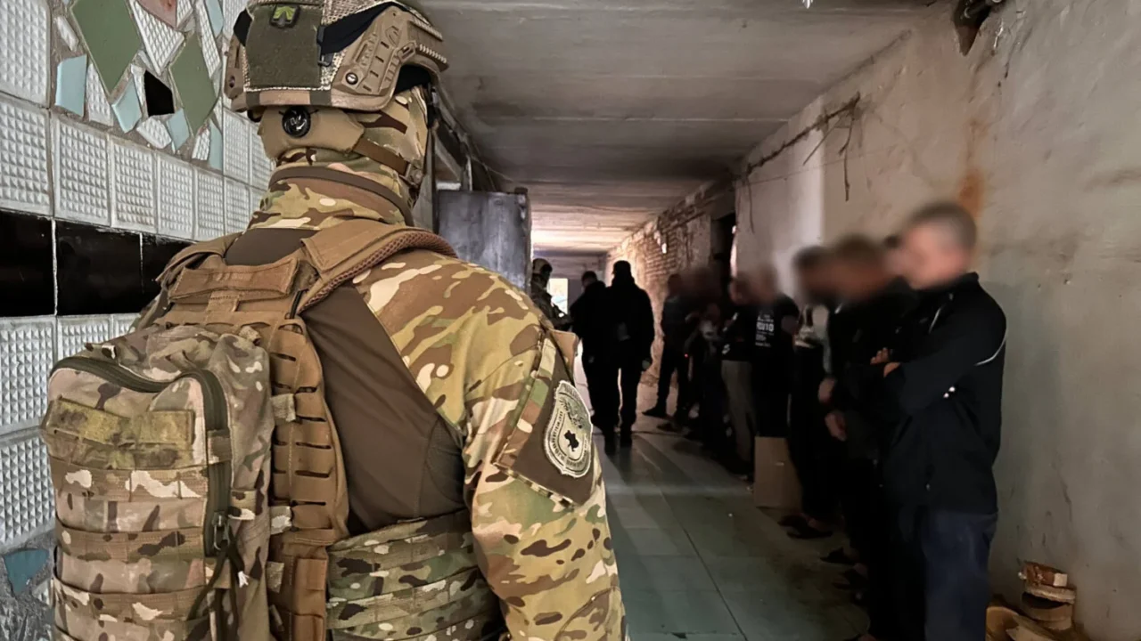 Обіцяли роботу та житло, а натомість утримували в трудовому рабстві: у Києві викрили злочинне угруповання (відео)