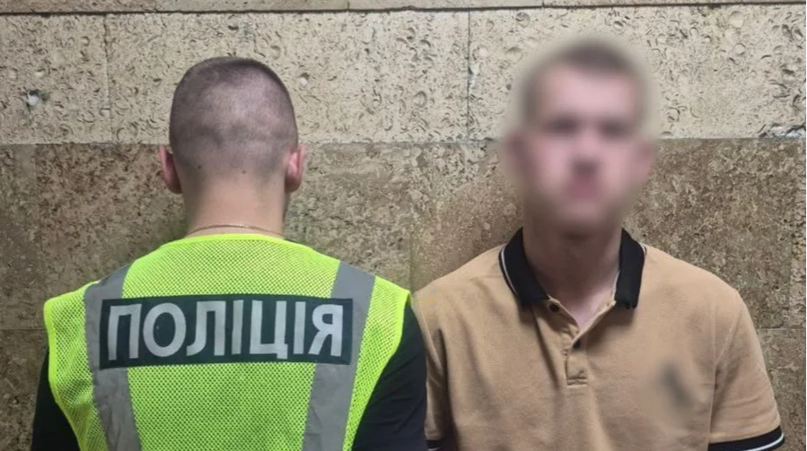 У Києві компанія перед камерами прив’язала чоловіка до дерева та закатувала його до смерті (фото)
