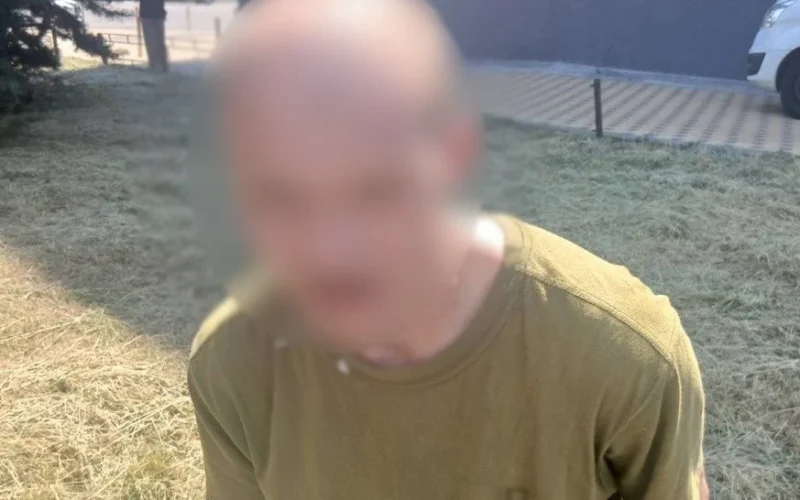 Розбивав вікна п’яти автомобілів металевою палицею: у Києві затримали військовослужбовця