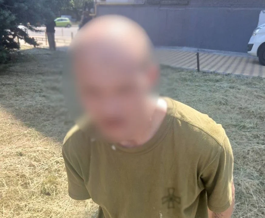 Розбивав вікна п’яти автомобілів металевою палицею: у Києві затримали військовослужбовця