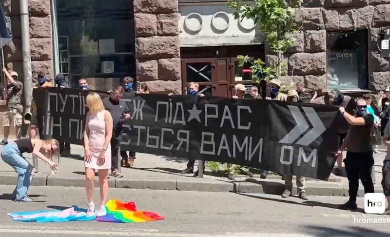Дівчину, яка топтала прапори ЛГБТІК+ під час маршу «КиївПрайд», звільнили з роботи
