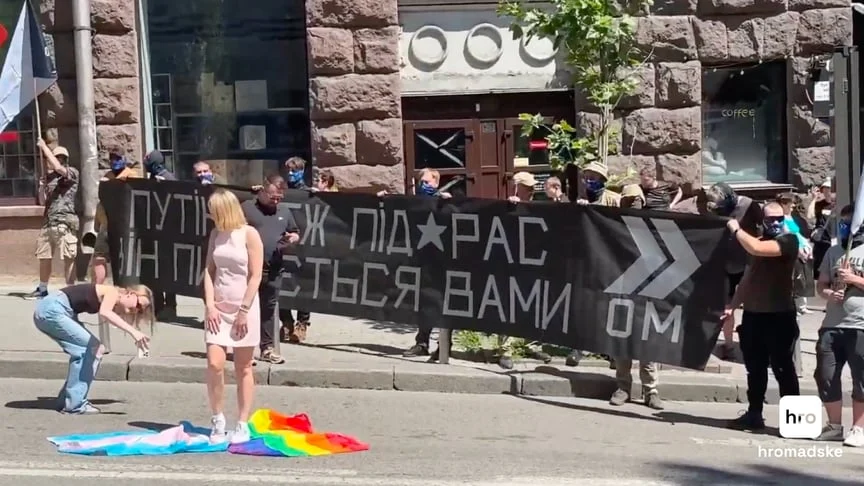 Дівчину, яка топтала прапори ЛГБТІК+ під час маршу «КиївПрайд», звільнили з роботи