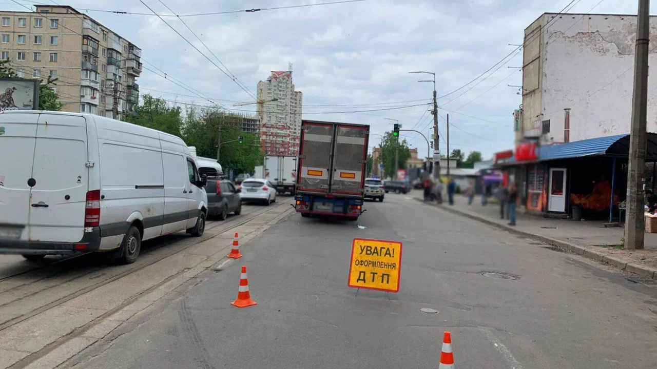 У Дарницькому районі Києва вантажівка наїхала на пішохода