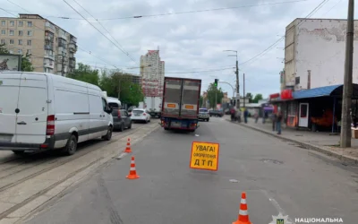 У Дарницькому районі Києва вантажівка наїхала на пішохода
