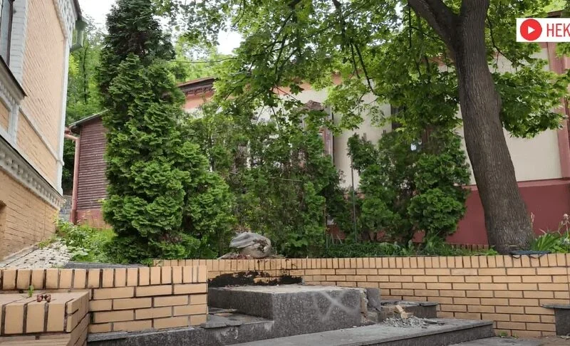 У Києві демонтували пам’ятник Булгакову на Андріївському узвозі (відео)