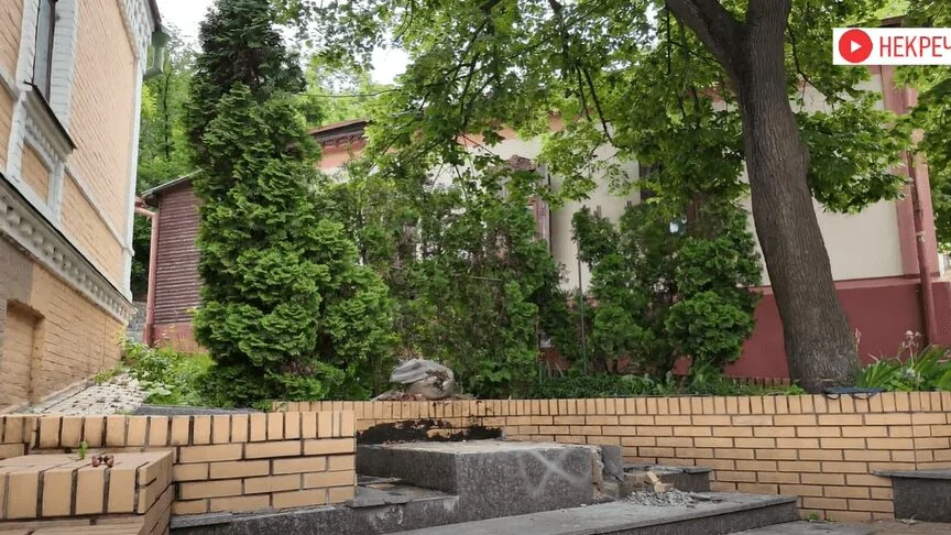 У Києві демонтували пам’ятник Булгакову на Андріївському узвозі (відео)